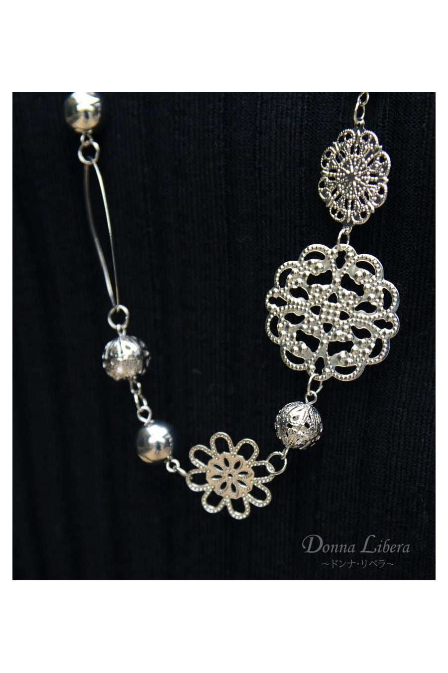 軽量フラワーロングネックレス