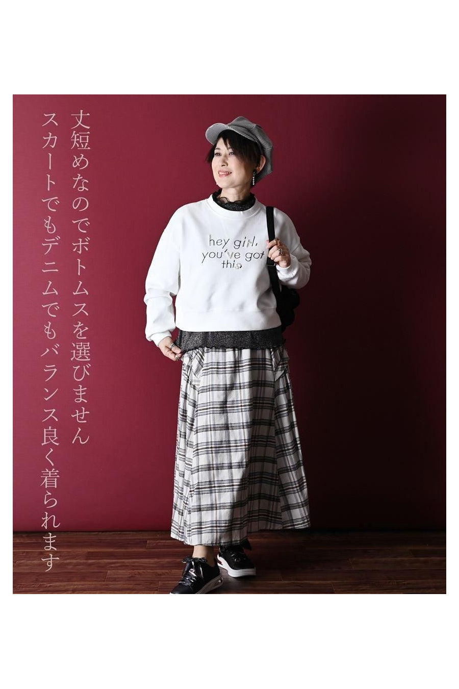 ロゴ刺繍&パール クロップド丈オフショルダートレーナー