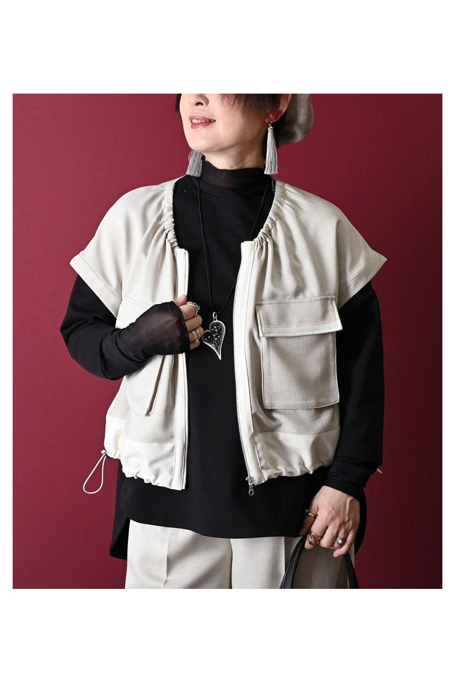 ロングシーズン活躍!ギャザー&ZIP キャップスリーブベストジャケット