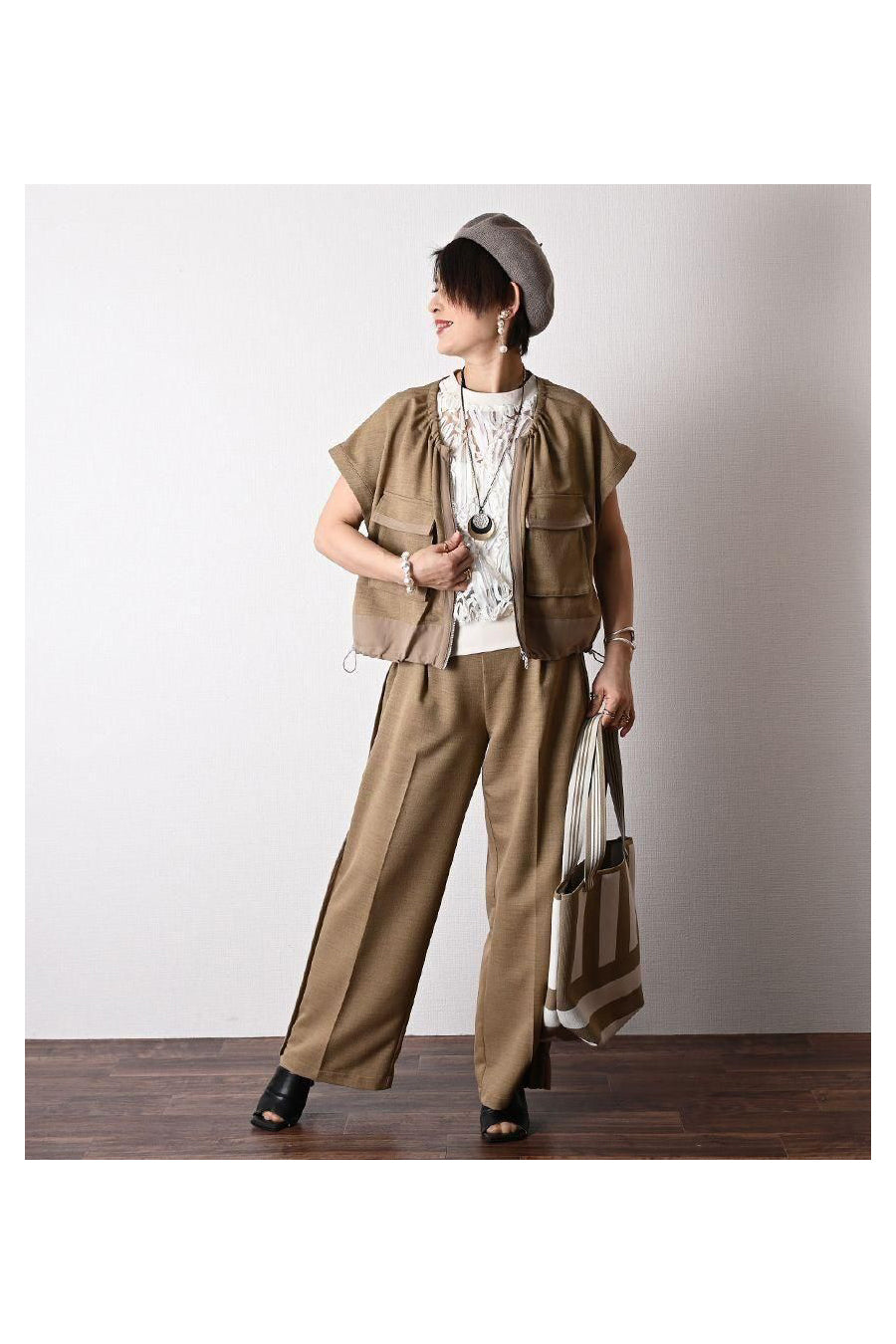ロングシーズン活躍!ギャザー&ZIP キャップスリーブベストジャケット