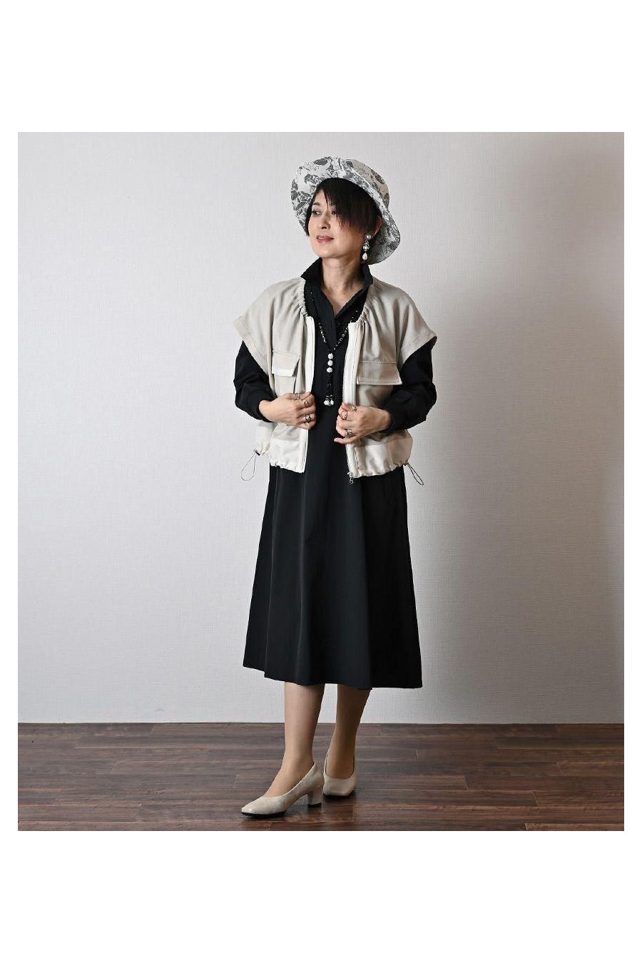 ロングシーズン活躍!ギャザー&ZIP キャップスリーブベストジャケット