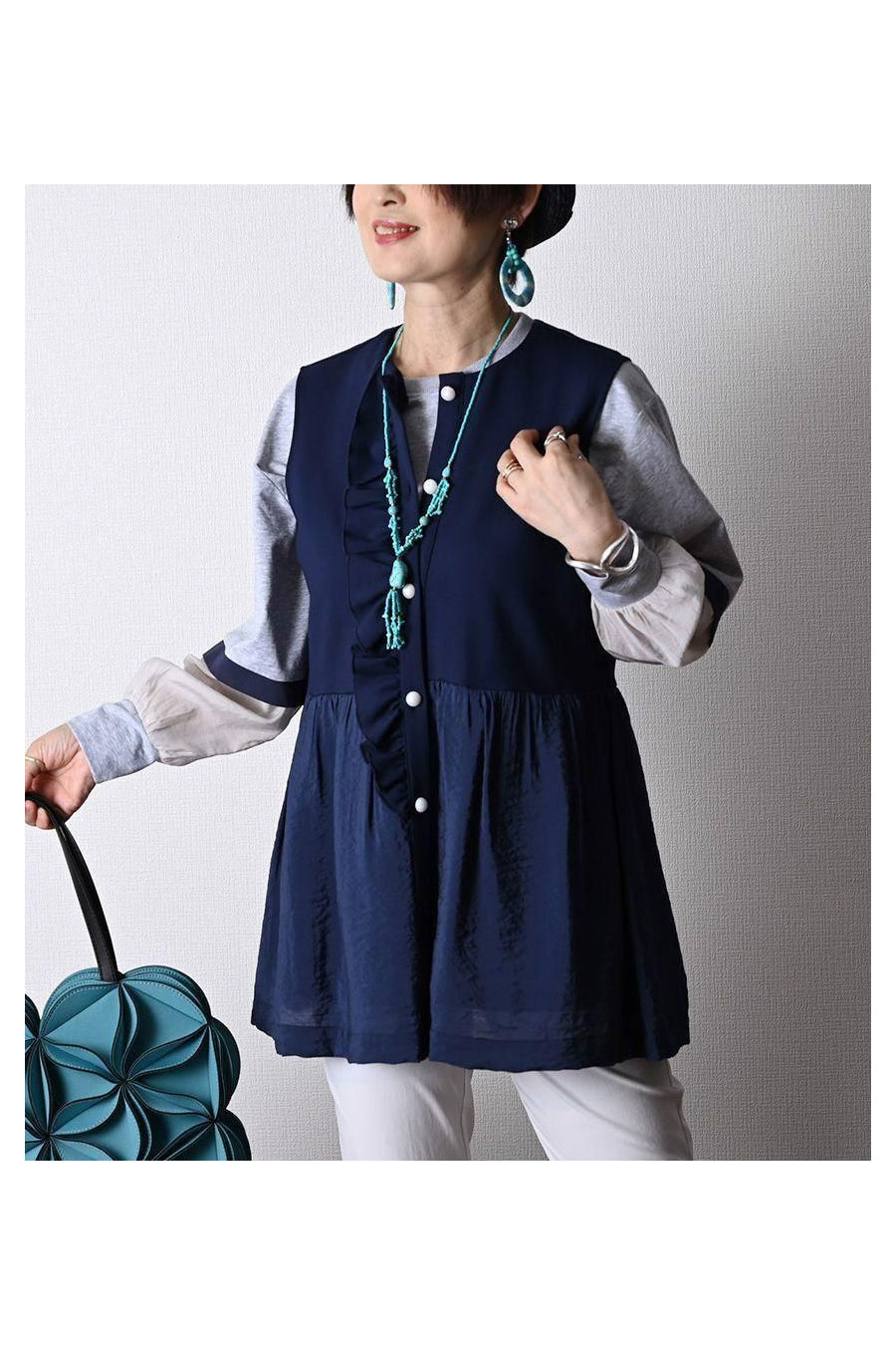 気になる部分を可愛くカバー!異素材切り替え フリルベスト