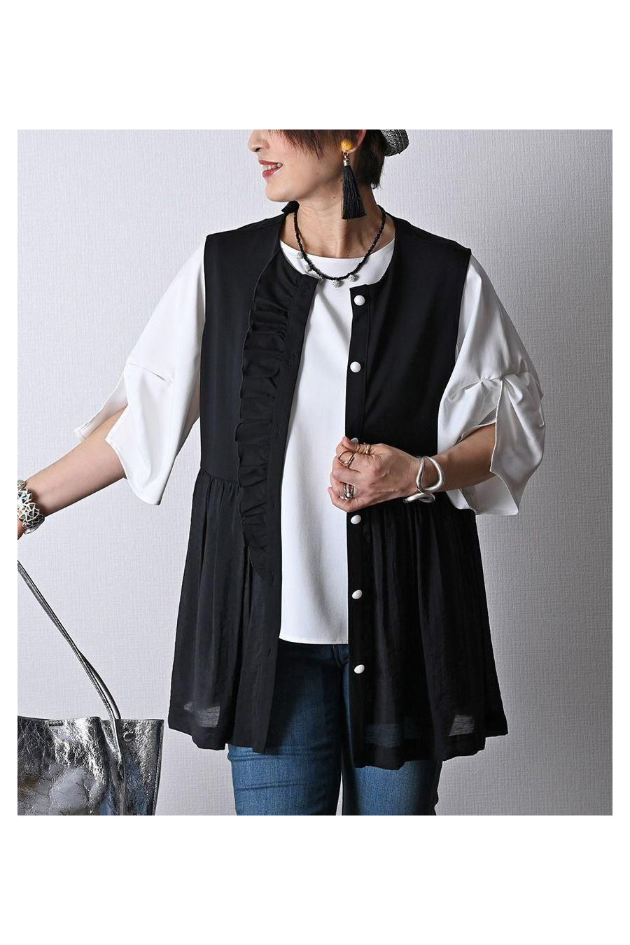 気になる部分を可愛くカバー!異素材切り替え フリルベスト