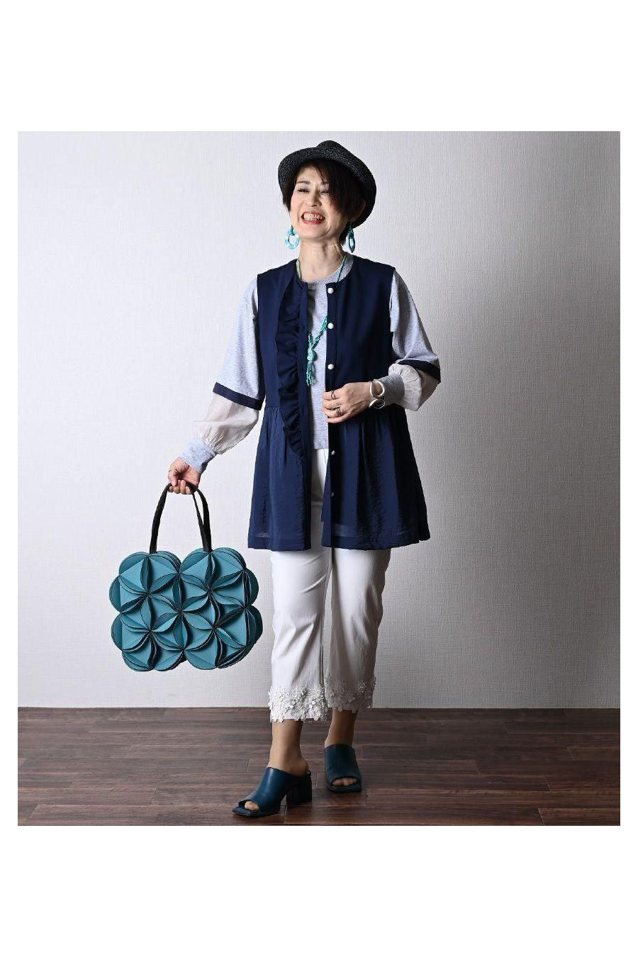 気になる部分を可愛くカバー!異素材切り替え フリルベスト