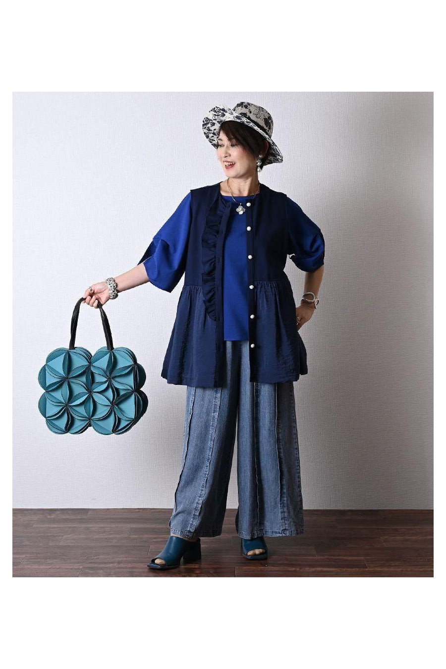 気になる部分を可愛くカバー!異素材切り替え フリルベスト