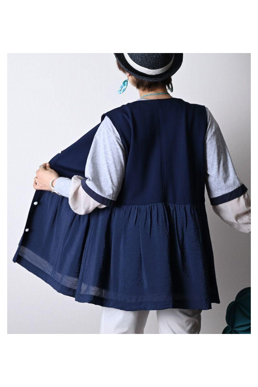 気になる部分を可愛くカバー!異素材切り替え フリルベスト