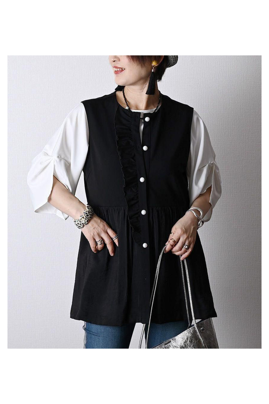 気になる部分を可愛くカバー!異素材切り替え フリルベスト