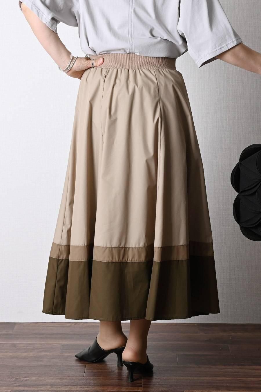 フロッキープリント&パール 格上カットソー+トリコロールフレアスカート2点セットコーデ