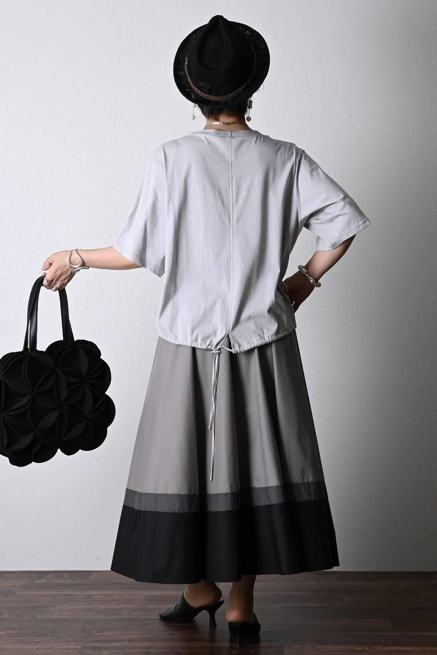 フロッキープリント&パール 格上カットソー+トリコロールフレアスカート2点セットコーデ