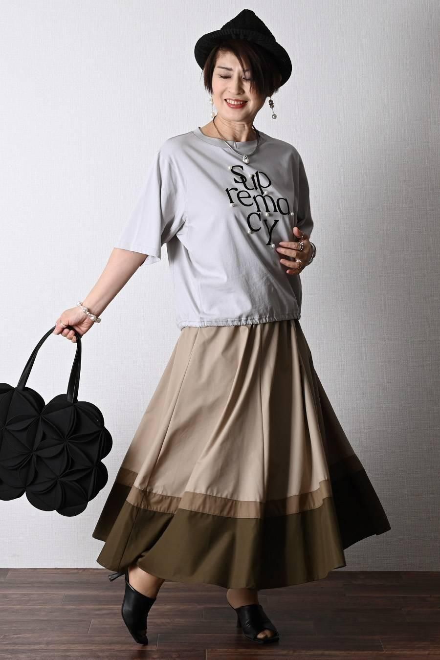 フロッキープリント&パール 格上カットソー+トリコロールフレアスカート2点セットコーデ