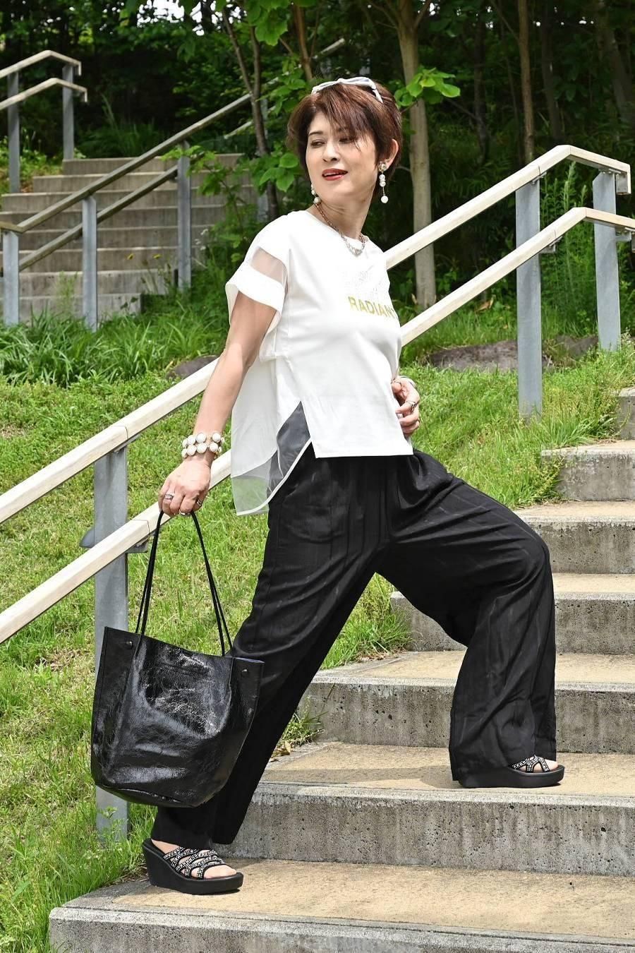 シャドーストライプキャップスリーブブラウス+シャドーストライプワイドパンツ2点セットコーデ