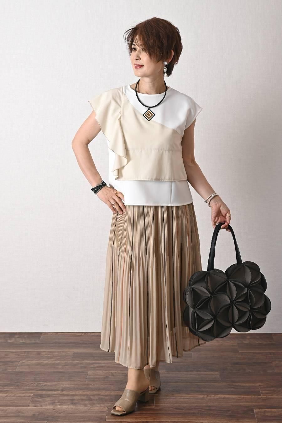 フリル切り替えアシンメトリーブラウス+シャンブレースーパーストレッチワイドパンツ2点セットコーデ