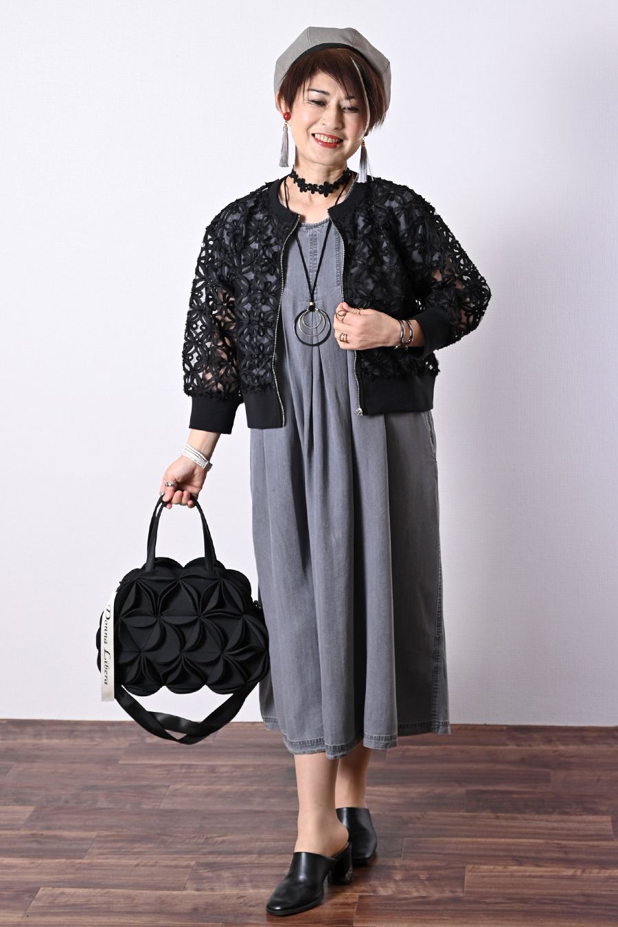 華奢見え デイジーモチーフ ブラックレースネックレス