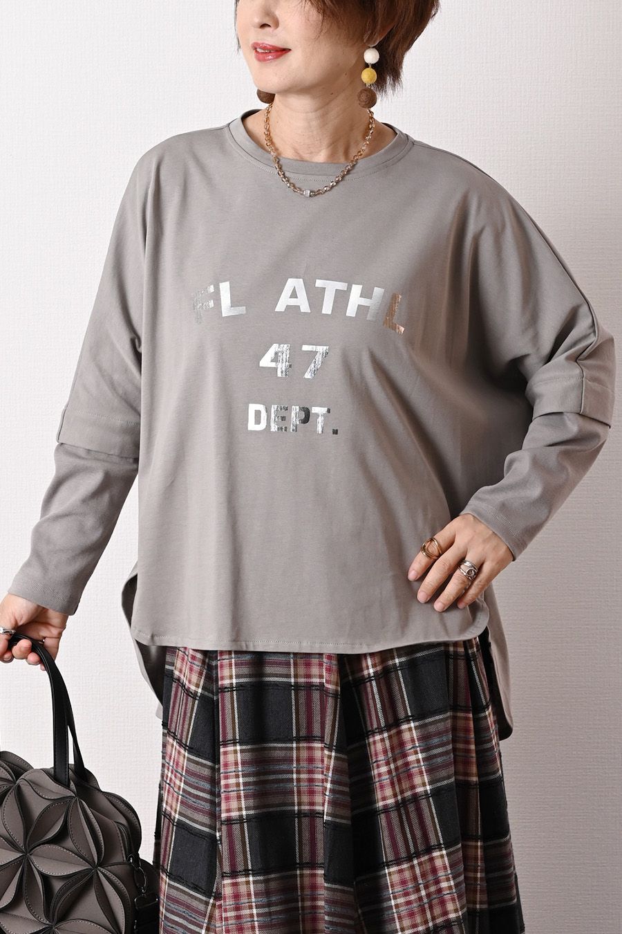 BIGシルエットでシーズンレス!箔プリント レイヤード風プルオーバー