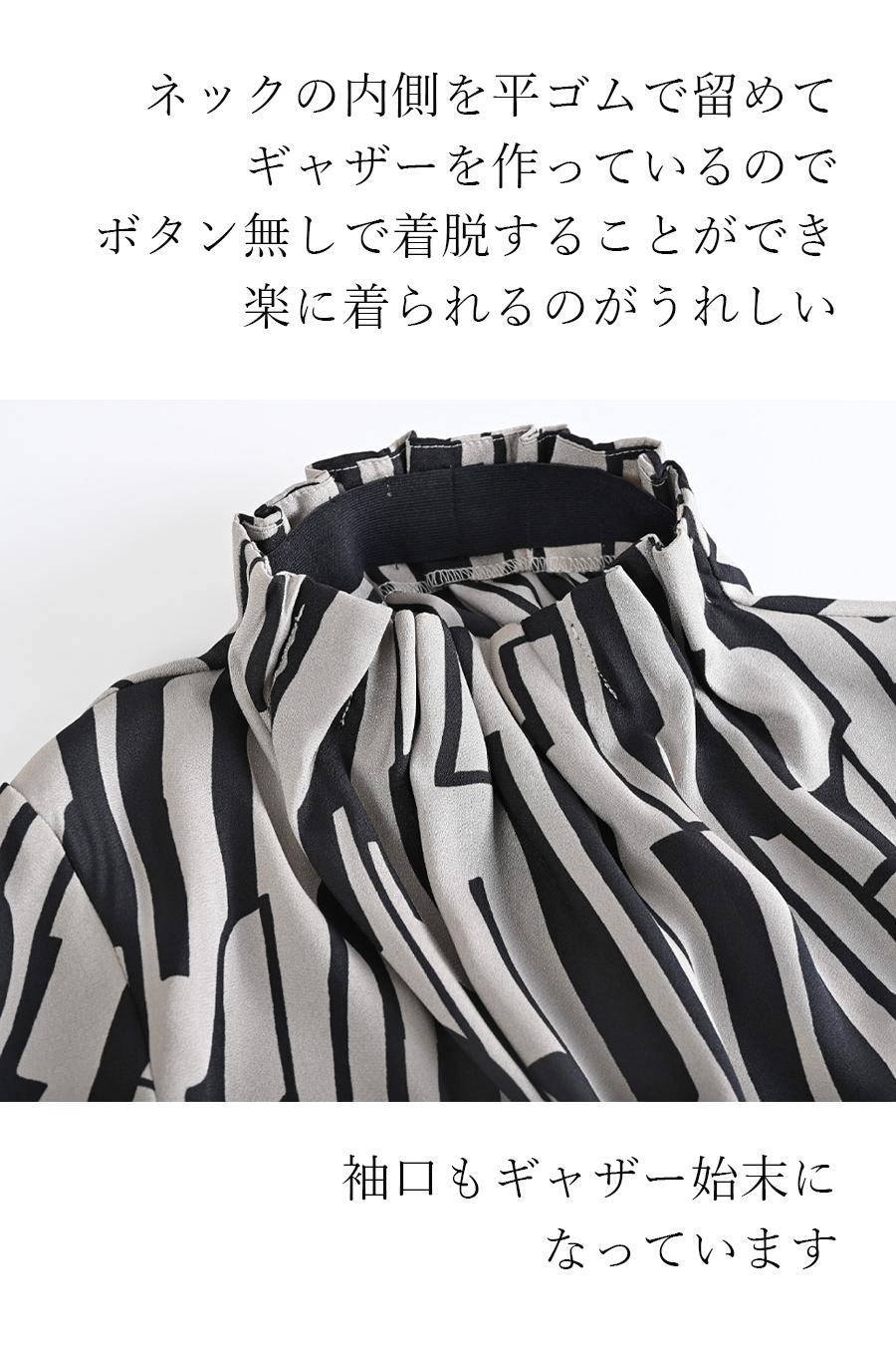 バックサテン風プリント ギャザーネックブラウス