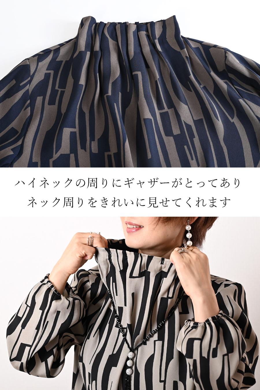 バックサテン風プリント ギャザーネックブラウス