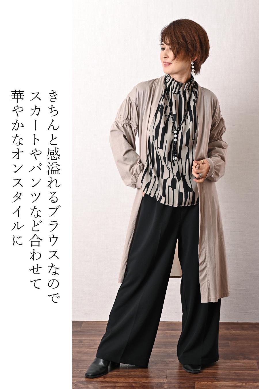 バックサテン風プリント ギャザーネックブラウス