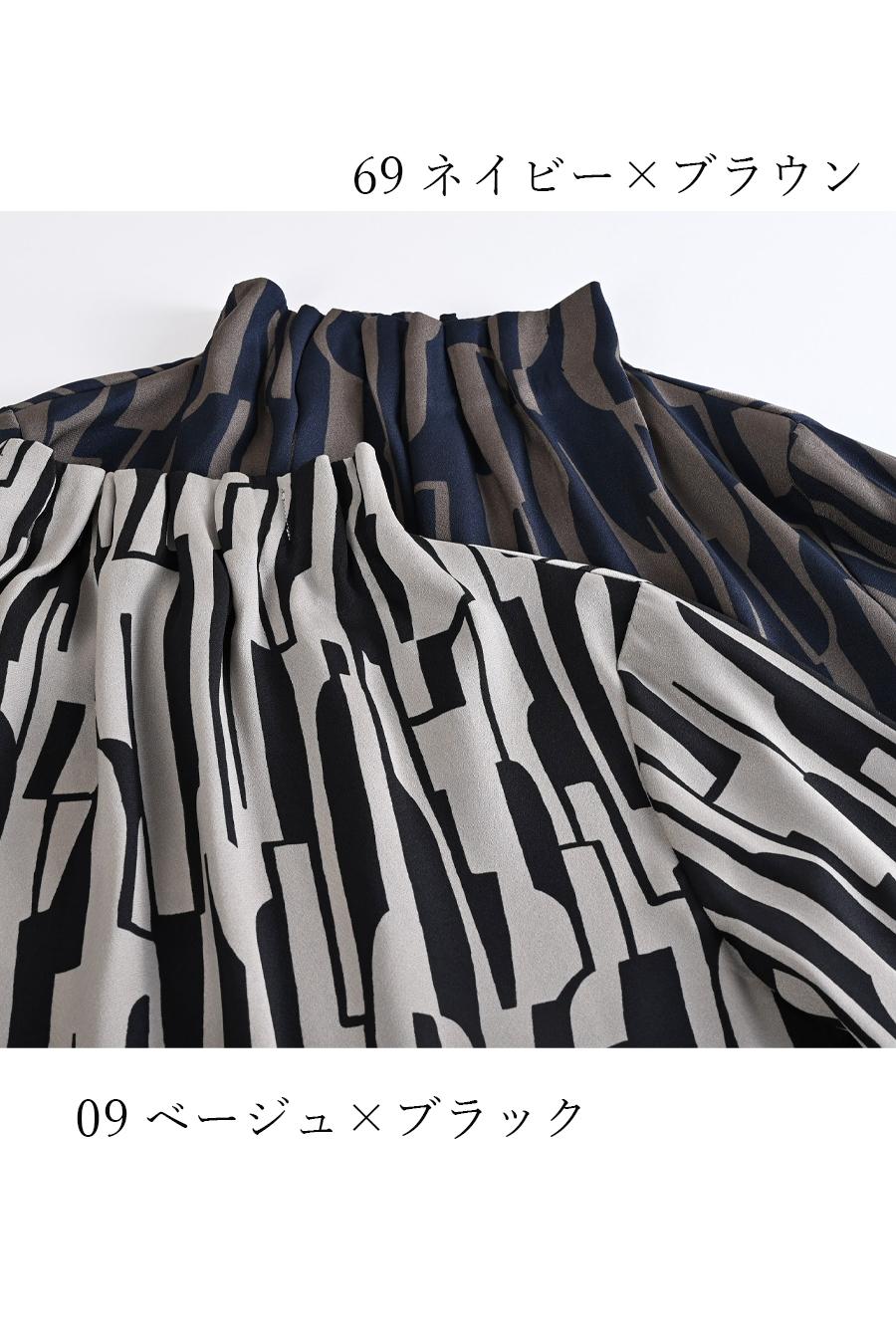 バックサテン風プリント ギャザーネックブラウス