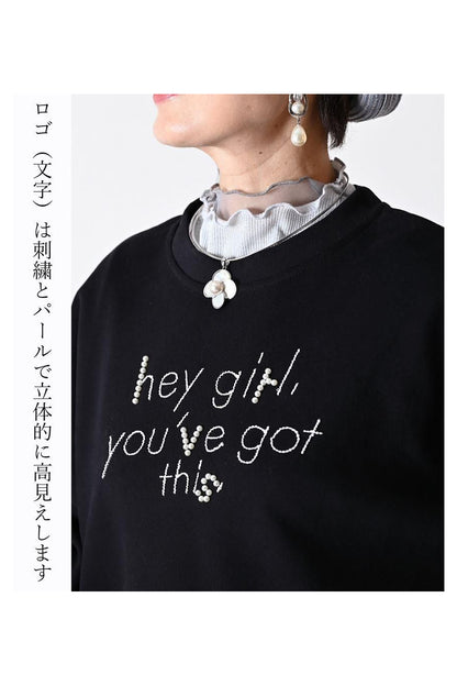 ロゴ刺繍＆パール クロップド丈オフショルダートレーナー