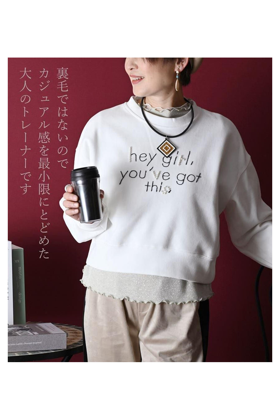 ロゴ刺繍＆パール クロップド丈オフショルダートレーナー