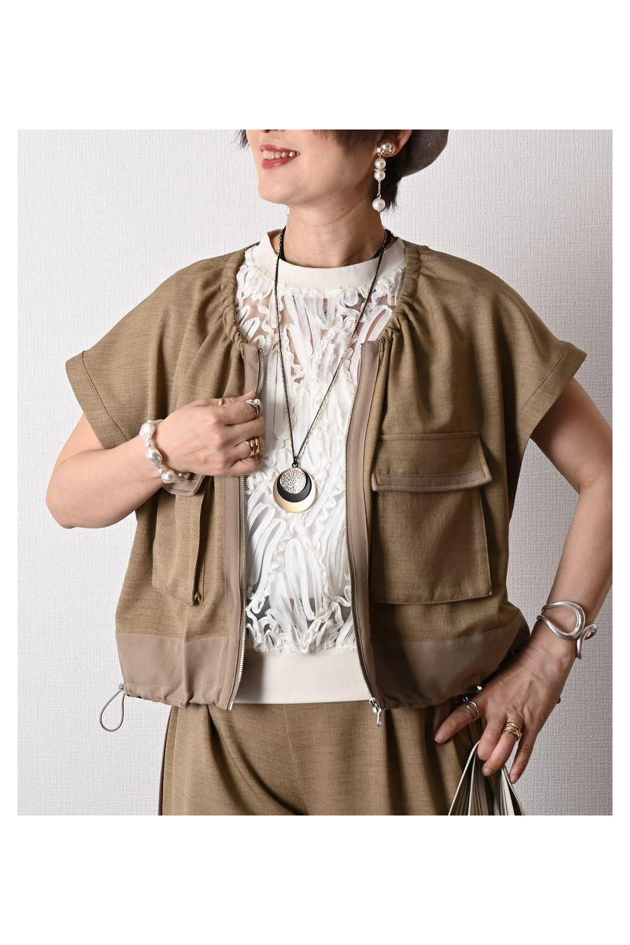 ロングシーズン活躍！ギャザー＆ZIP キャップスリーブベストジャケット