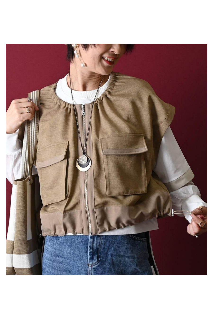 ロングシーズン活躍！ギャザー＆ZIP キャップスリーブベストジャケット