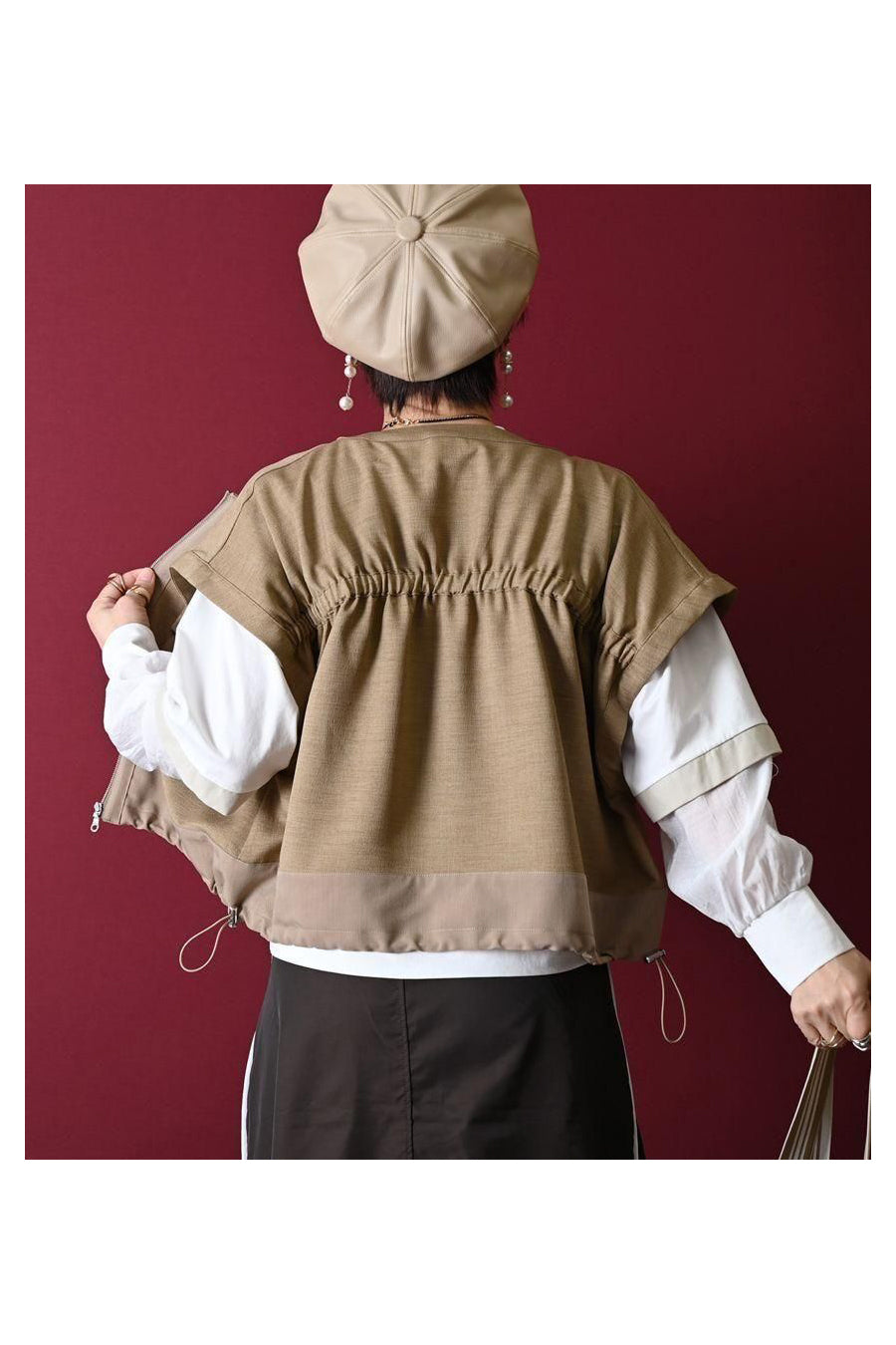 ロングシーズン活躍！ギャザー＆ZIP キャップスリーブベストジャケット