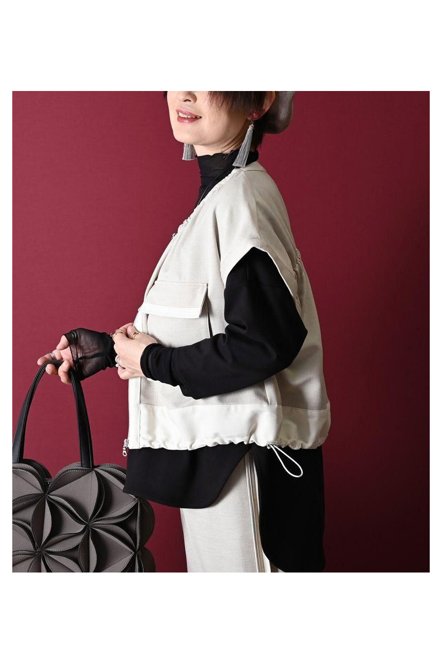 ロングシーズン活躍！ギャザー＆ZIP キャップスリーブベストジャケット