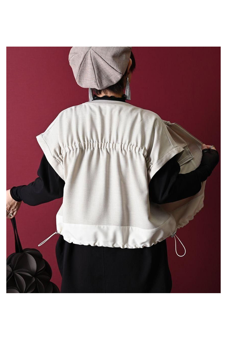 ロングシーズン活躍！ギャザー＆ZIP キャップスリーブベストジャケット