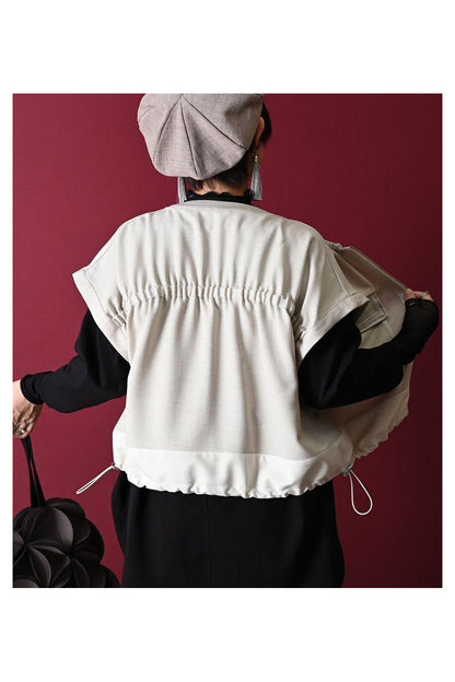 ロングシーズン活躍！ギャザー＆ZIP キャップスリーブベストジャケット