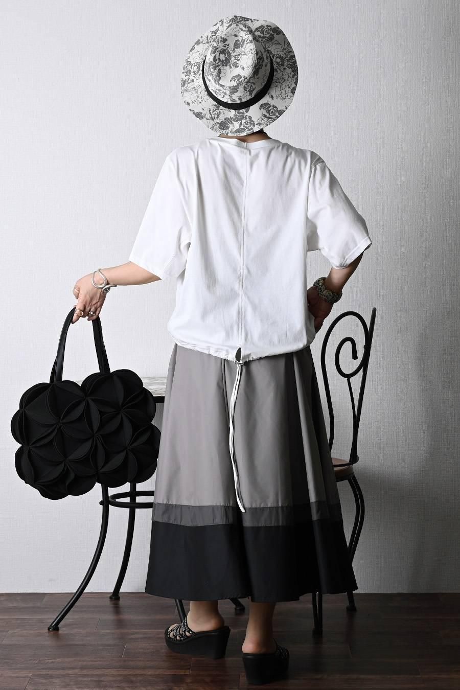 フロッキープリント＆パール 格上カットソー＋トリコロールフレアスカート2点セットコーデ