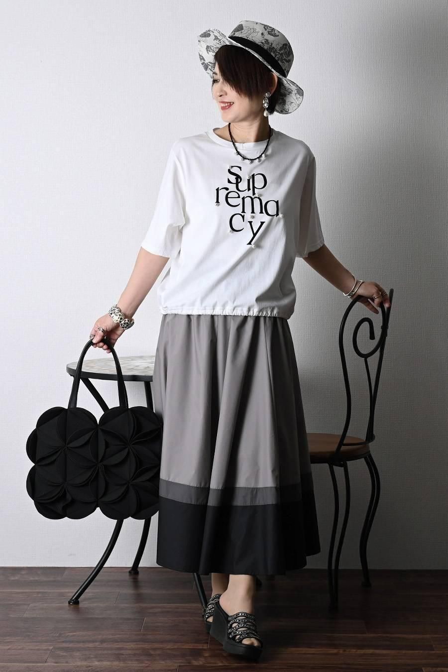 フロッキープリント＆パール 格上カットソー＋トリコロールフレアスカート2点セットコーデ