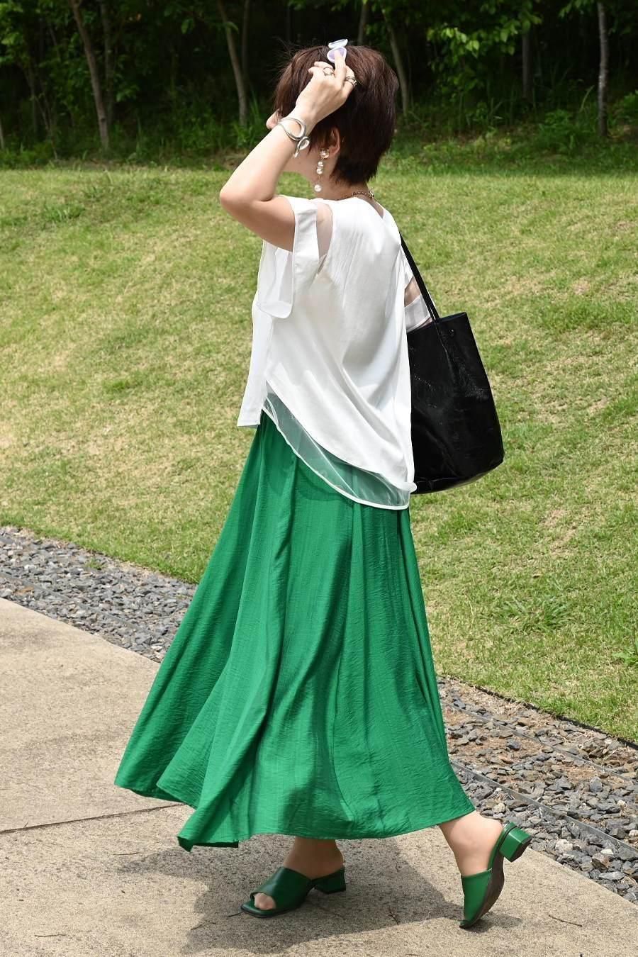 大人の理想の肌見せが叶う！箔プリント＆チュール切り替えカットソー