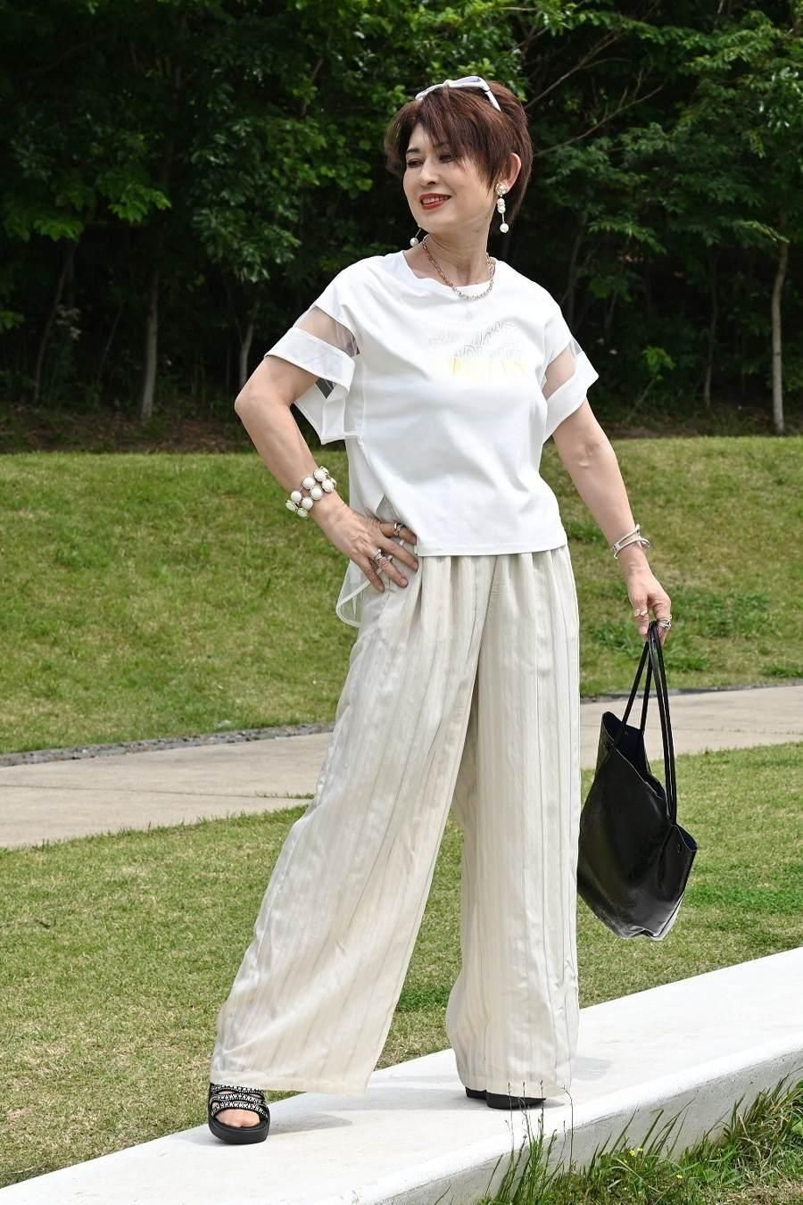 大人の理想の肌見せが叶う！箔プリント＆チュール切り替えカットソー