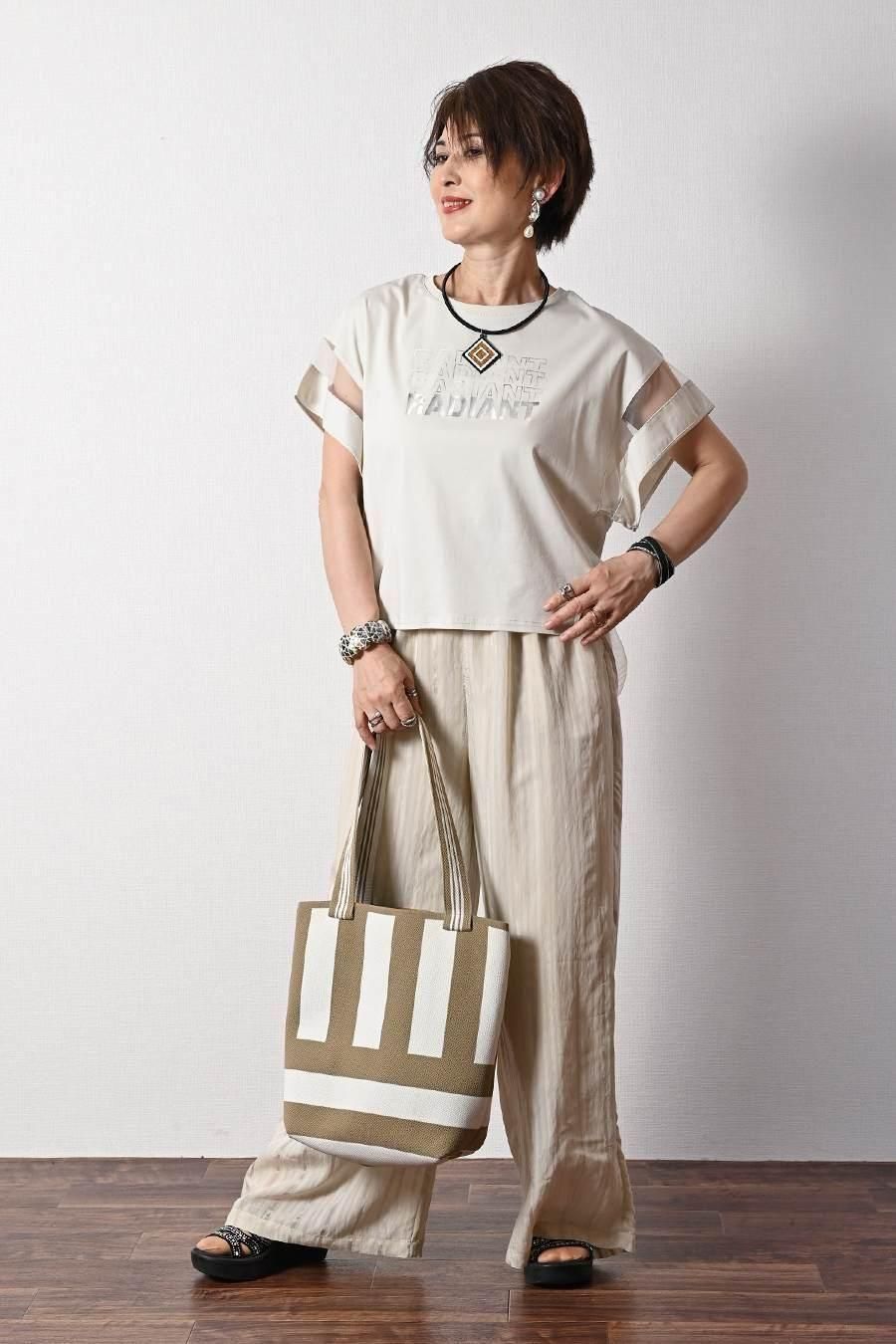 大人の理想の肌見せが叶う！箔プリント＆チュール切り替えカットソー