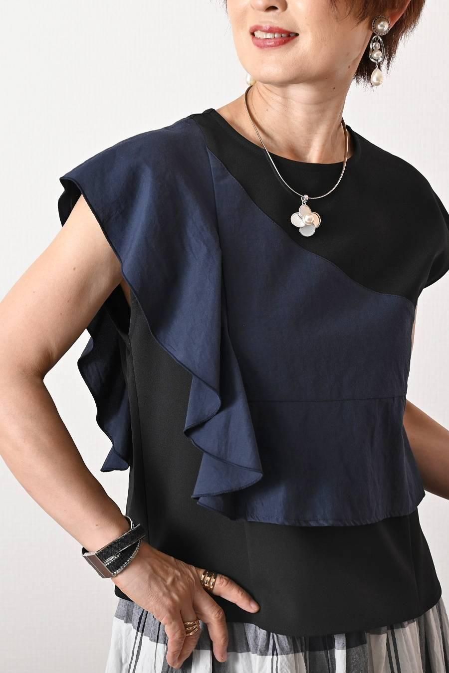 フリル切り替えアシンメトリーブラウス+シャンブレースーパーストレッチワイドパンツ2点セットコーデ