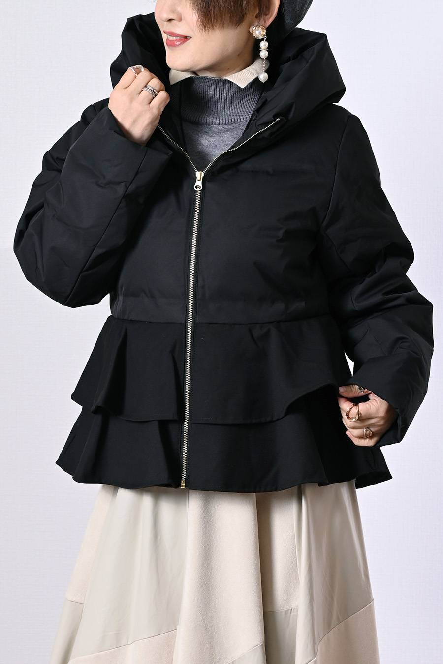 まさに大人女性の為のアウター！ペプラム切り替えダウンジャケット