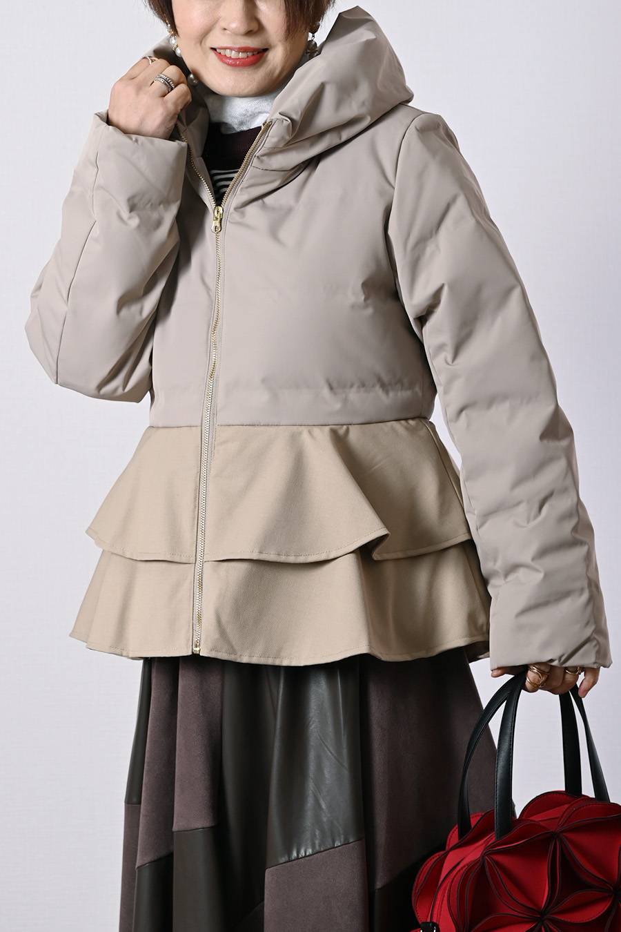 まさに大人女性の為のアウター！ペプラム切り替えダウンジャケット