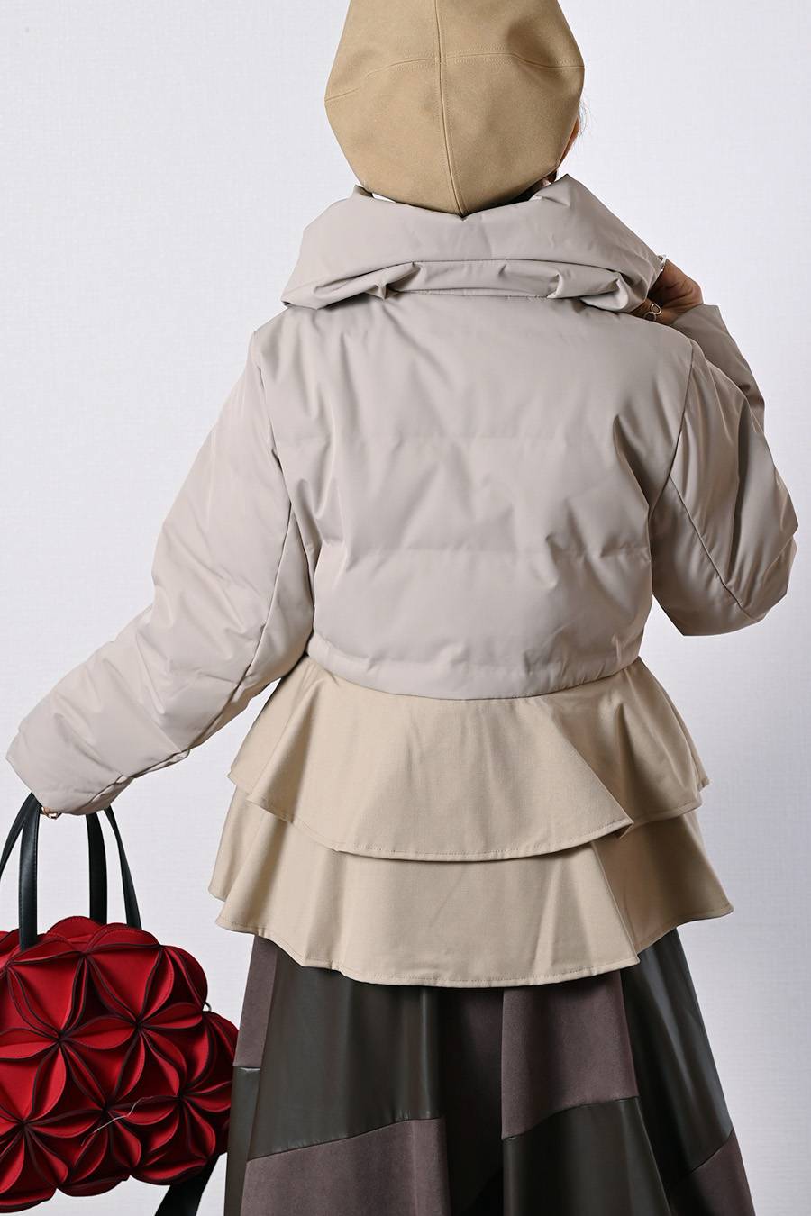 まさに大人女性の為のアウター！ペプラム切り替えダウンジャケット