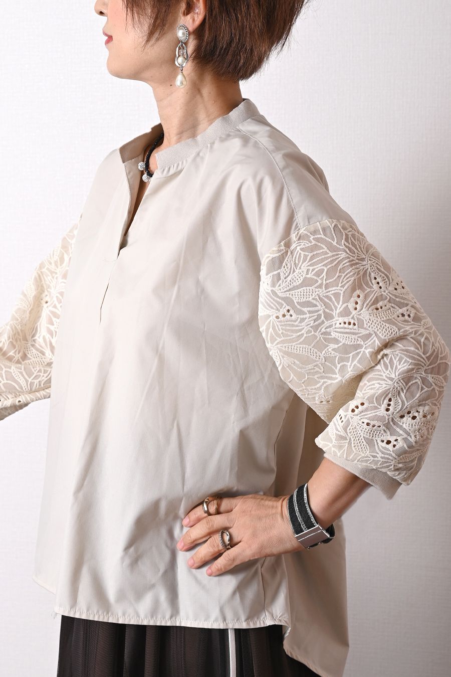 エンブロイダリーレーススリーブブラウス