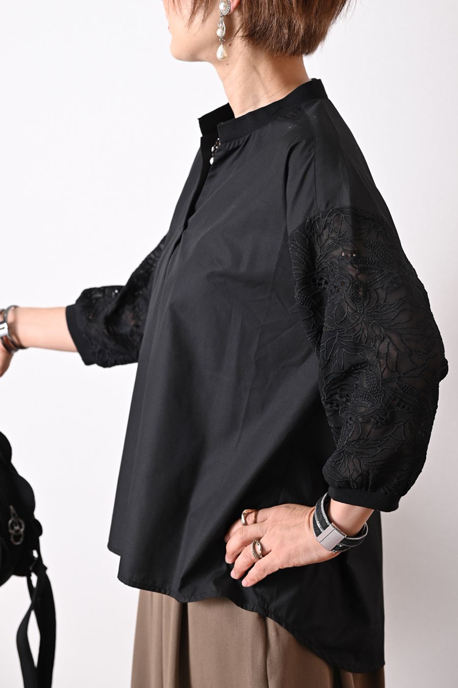 エンブロイダリーレーススリーブブラウス