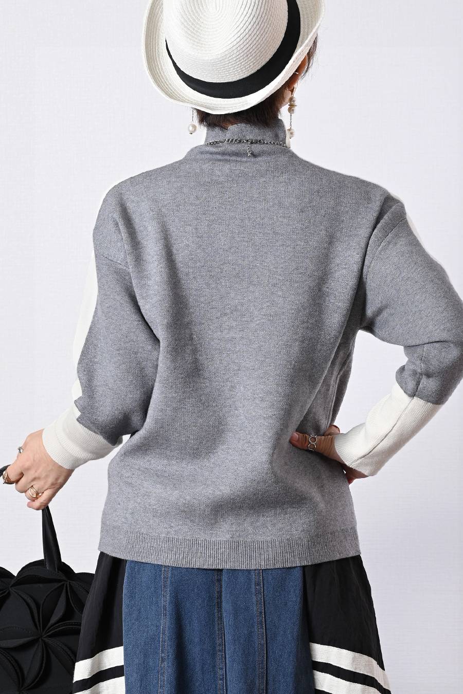 オフ配色が垢抜けの鍵！バイカラーハイネックニット