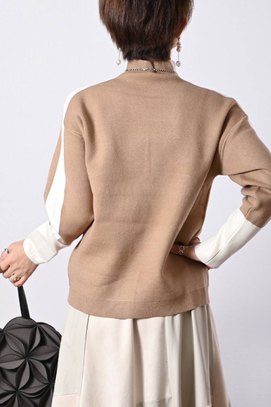 オフ配色が垢抜けの鍵！バイカラーハイネックニット