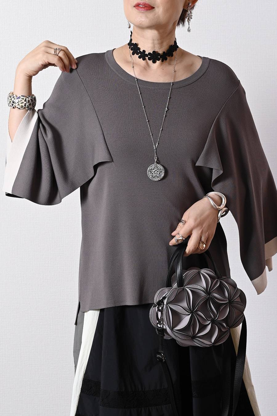 優雅にドラマチックに！ケープスリーブ・ハイゲージニット