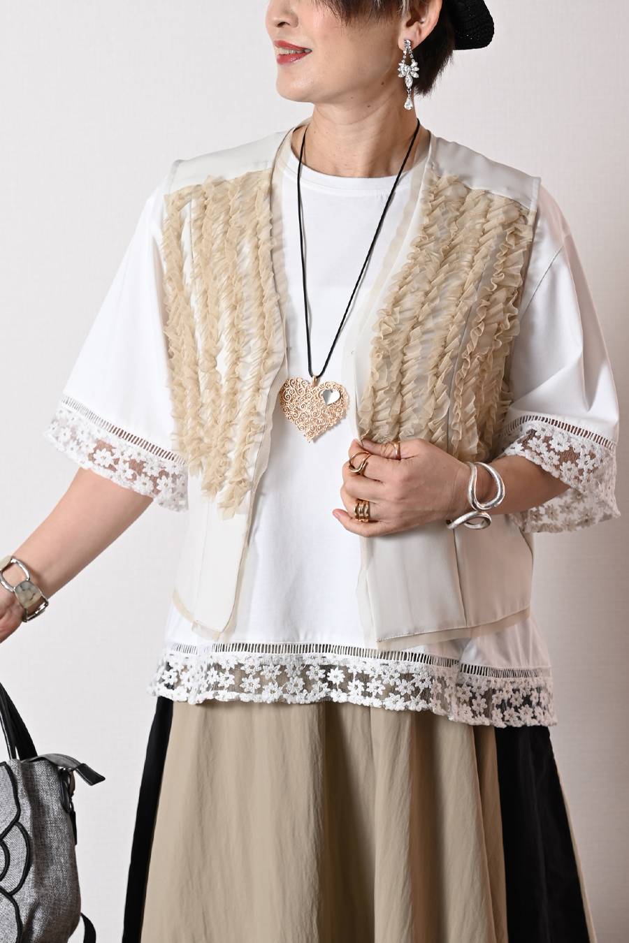 オーガンジーラメ糸刺繍トリミングカットソー+チュールフリル デザインベスト2点セットコーデ