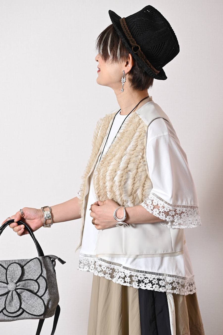 オーガンジーラメ糸刺繍トリミングカットソー+チュールフリル デザインベスト2点セットコーデ