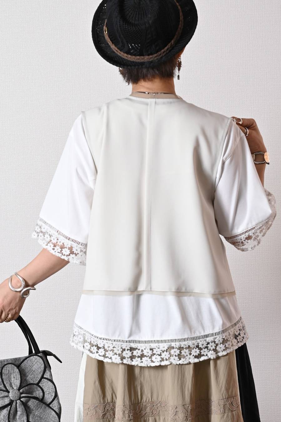 オーガンジーラメ糸刺繍トリミングカットソー+チュールフリル デザインベスト2点セットコーデ