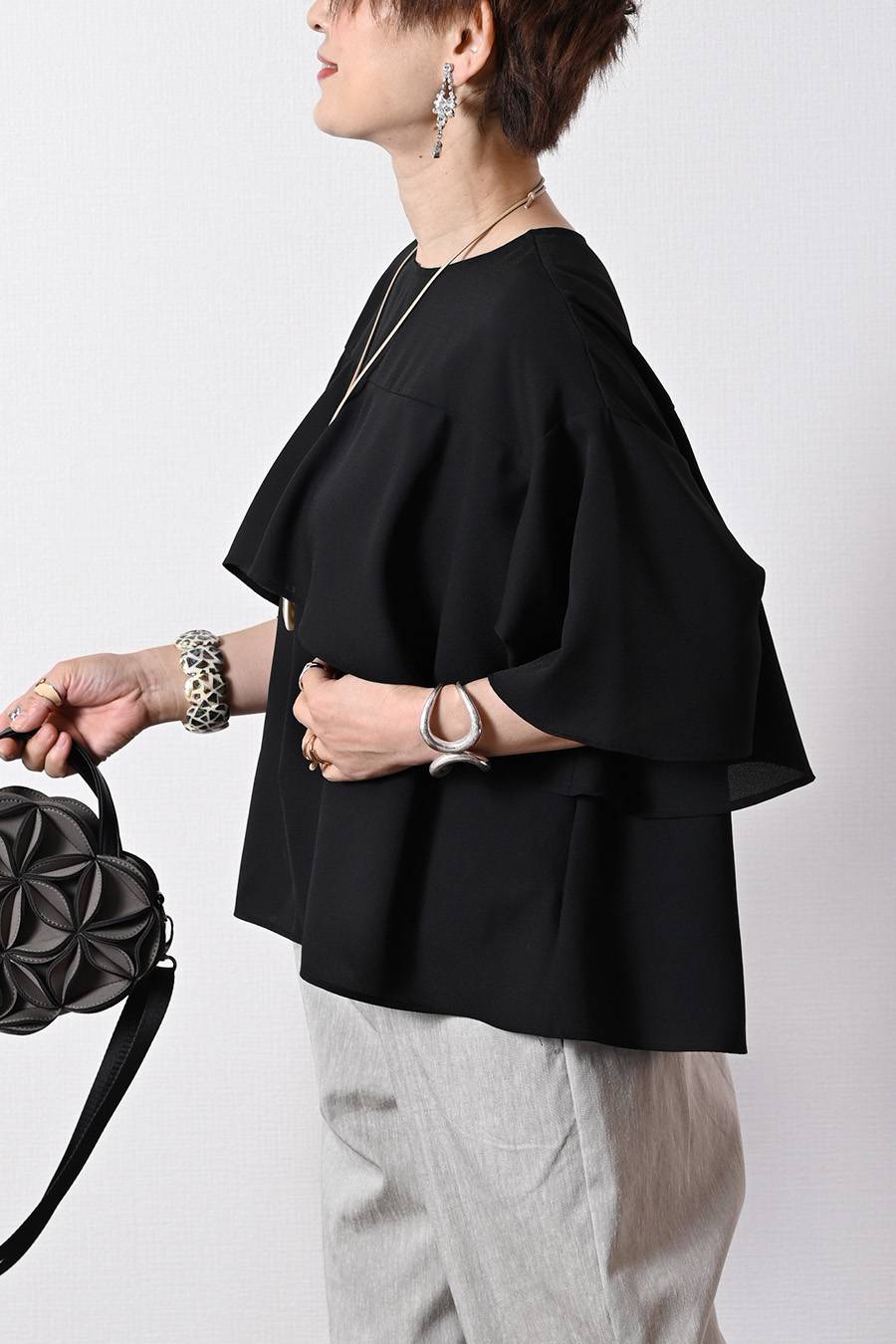 圧倒的な着映え！大人の立体フリルジョーゼットブラウス