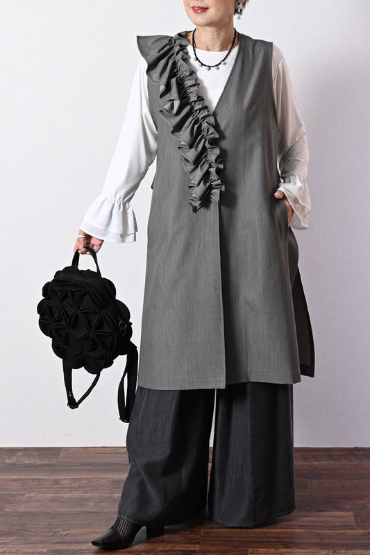 一瞬でモードな佇まいへ！アシンメトリー・ラッフルフリルジレ