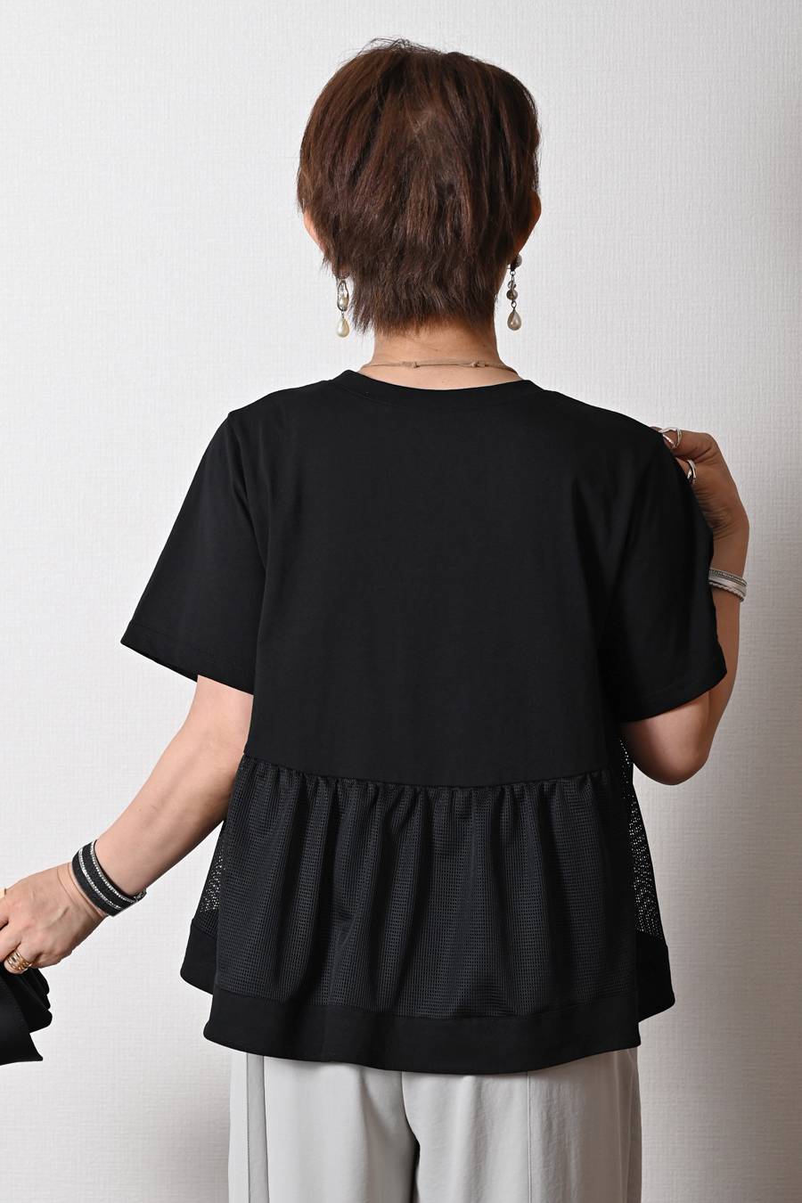 可愛くスタイルアップ！異素材コンビネーション メッシュペプラムプルオーバー